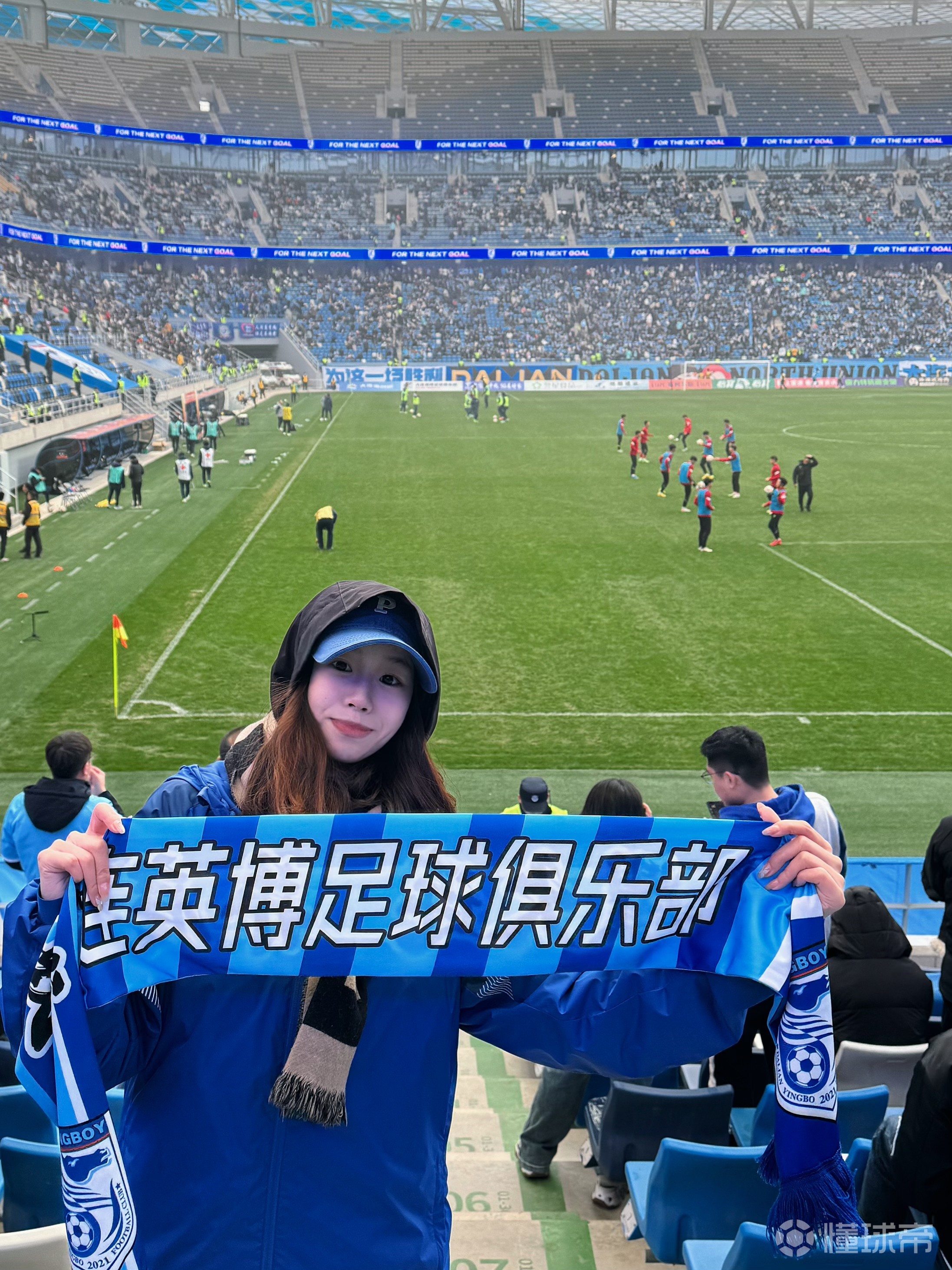 国际女足比赛现场热闹，球迷激情呐喊助威支持